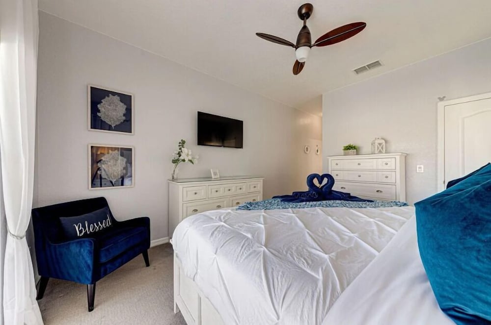 Elegant 4Br Retreat W/ Stylish Interior & Kitchen
