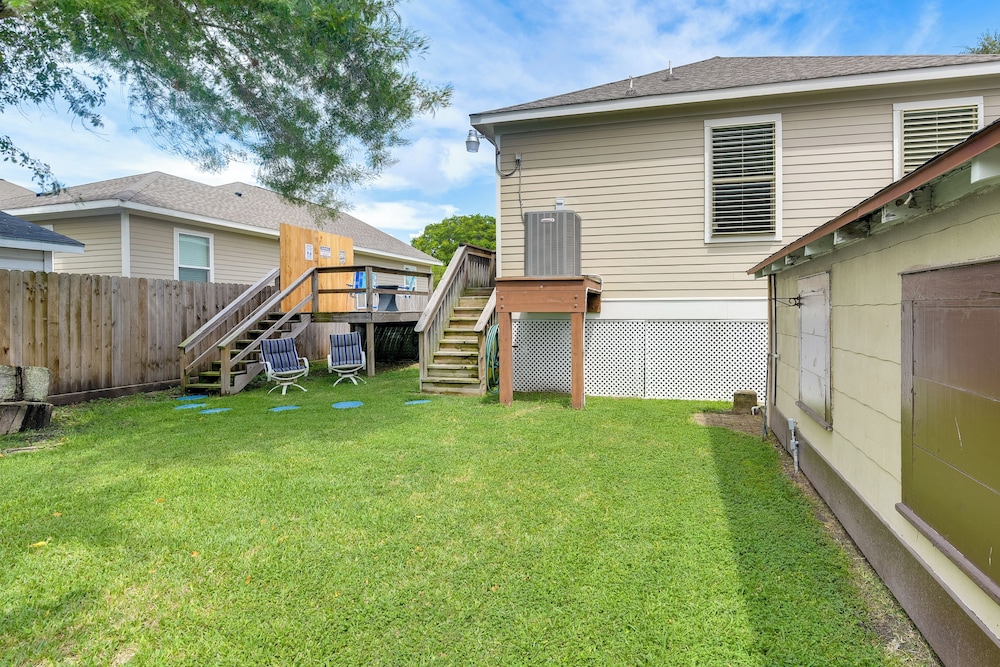 1/2 Mi to Galveston Beach Seawall: Retreat w/ Pool
