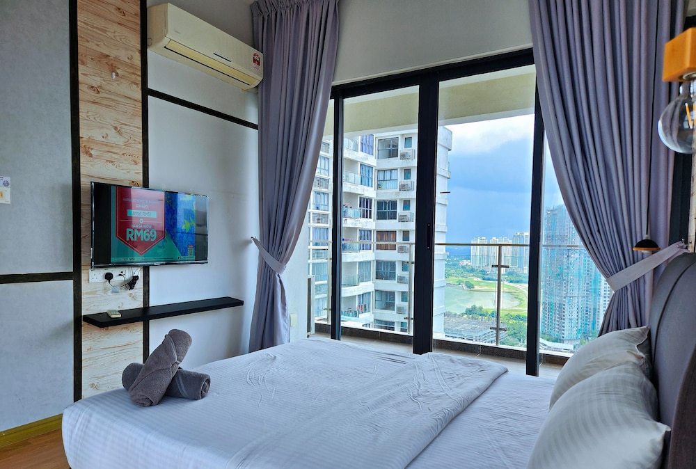 Country Garden Danga Bay by Widebed JB