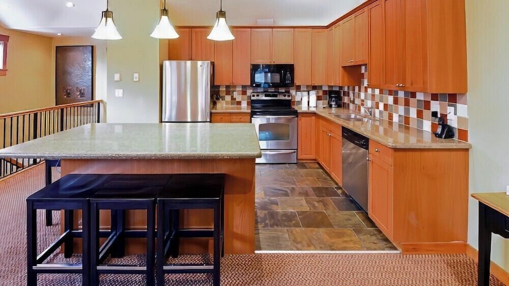Pinnacle Ridge Chalets by Fernie Lodging