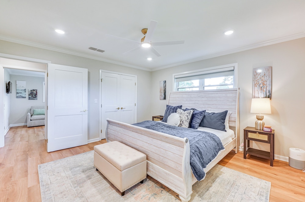 Patio, Yard, Views: Modern Home in Longview