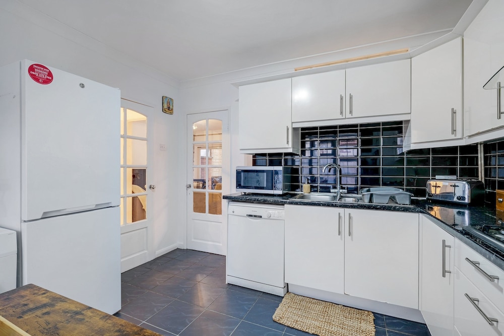 Modern 4 Bedroom Hse Garden in Feltham