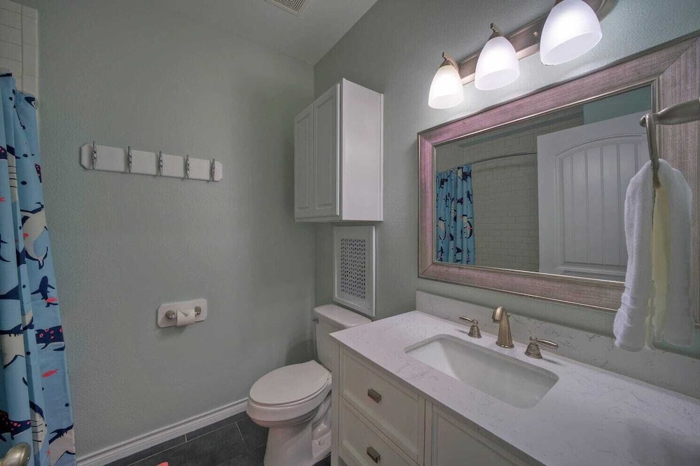 Sleeps 23, 2 Beachside Homes Resort Pool, Walk to the Beach, Balcony + Yard