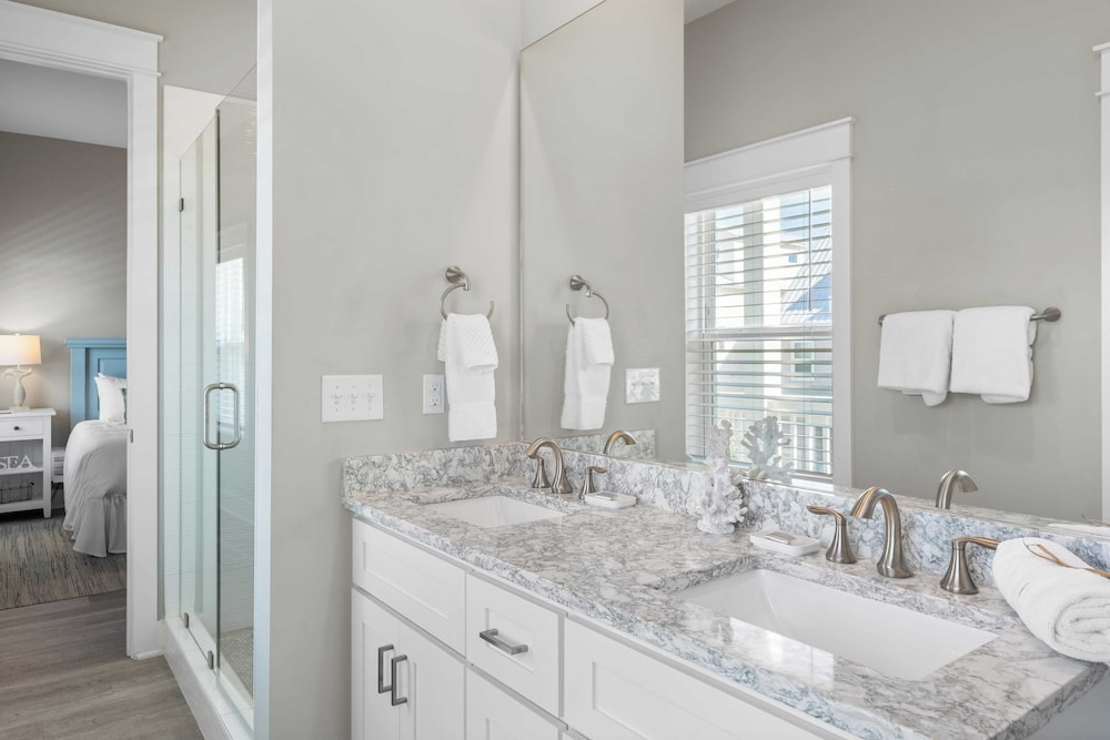 Mins to Beach Access + Pet-friendly + Golf Cart 30A White Sands by Avantstay