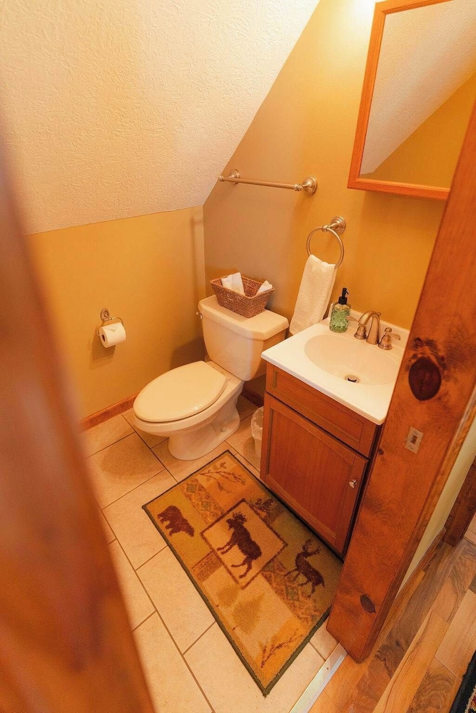 Cheerful Two Bdrm Cabin With Hot Tub & Pet Friendly