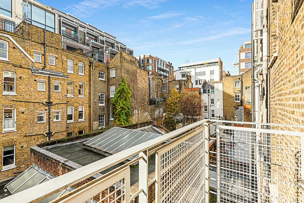 One-bedroom Abode With A Balcony In Central London