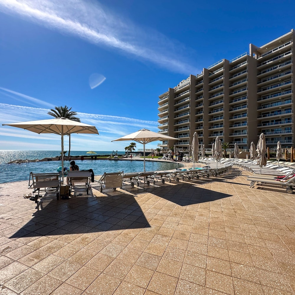Luxury Ocean View Condo w Huge Deck