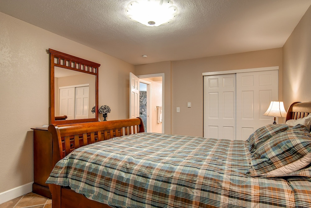 Park Place 102c 2 Bedroom Condo by RedAwning