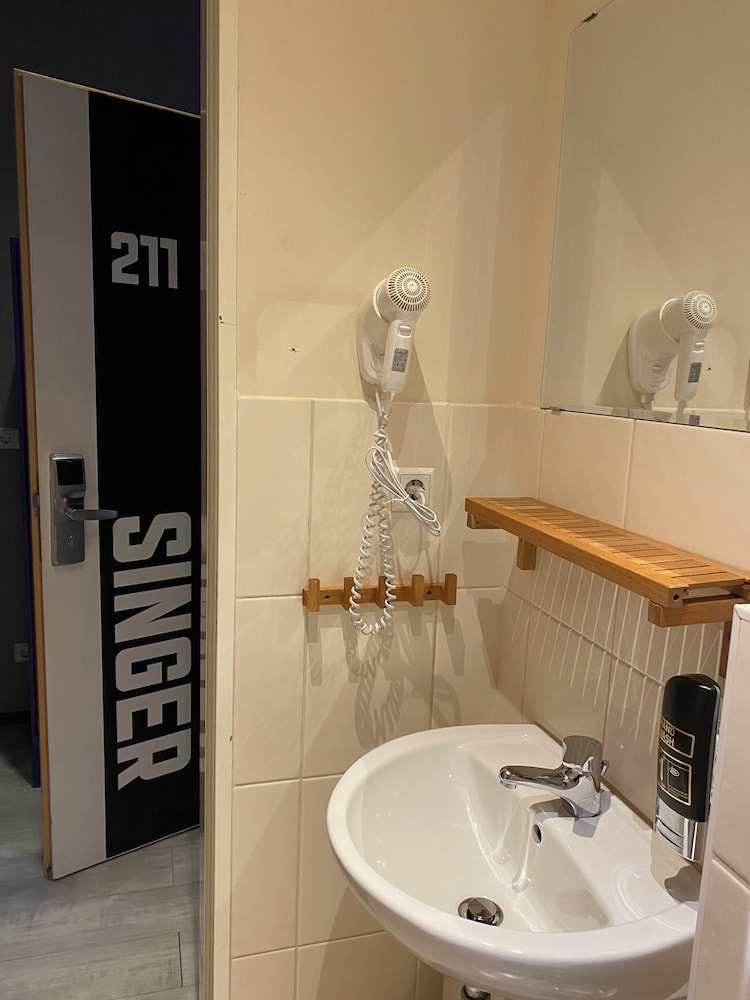 Singer109 Hostel