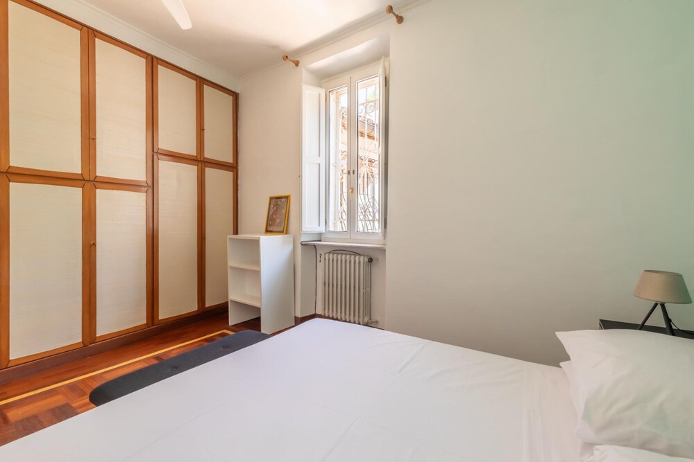 Campo de Fiori Large and Beautiful Apartment