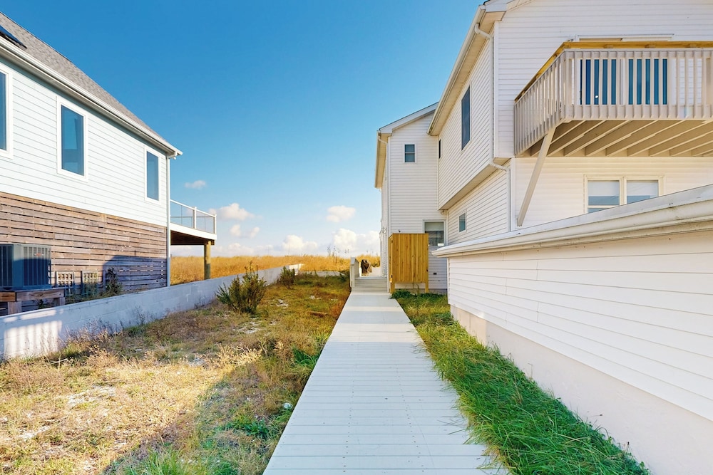 5BR Beachfront Home w/ Large Deck, Grill, W & D
