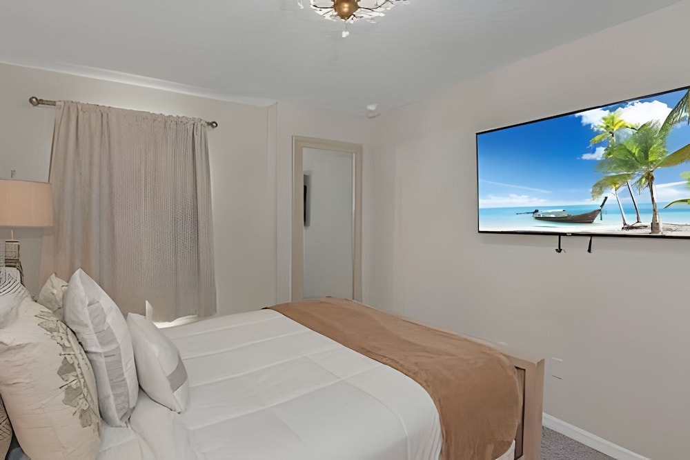 Luxury 5-bed Home With Private Splash Pool
