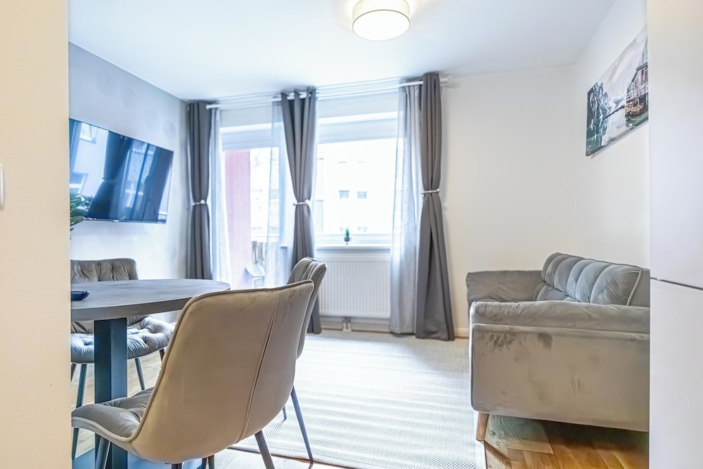 9 Min to City Center 1BR 1LR Balcony