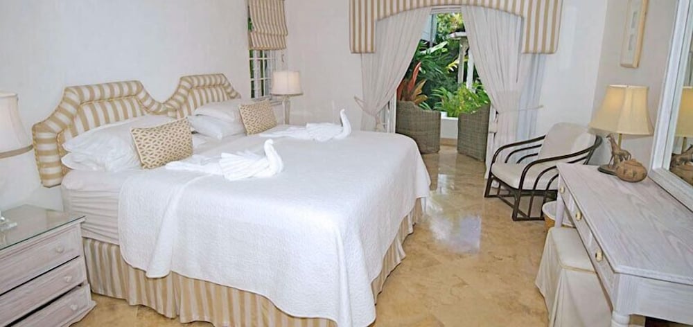 Emerald Beach 4 - Villa Plumbago view 3
