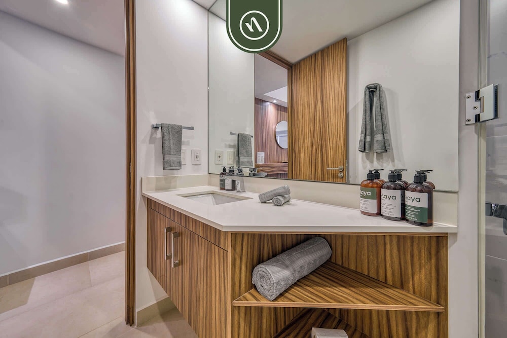 Brand New 1 BR Condo - Pool - Jacuzzi - Gym