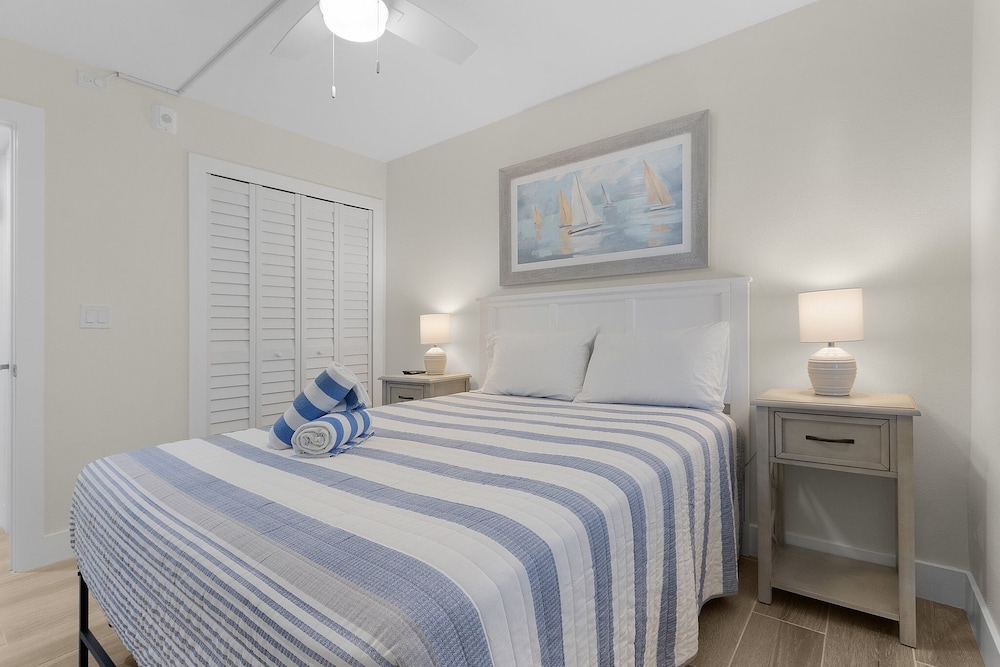 Seaside 209: Oceanview 2br/2ba Condo With Pool, Steps To Beach 2 Bedroom Condo