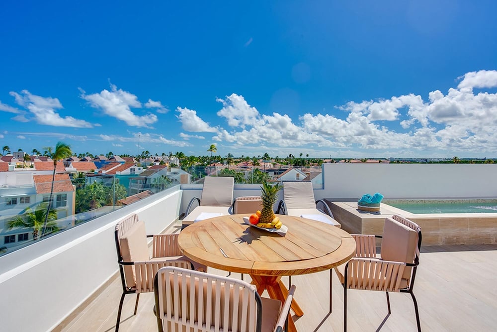 Luxury and Spacious Penthouse With Beach View view 4