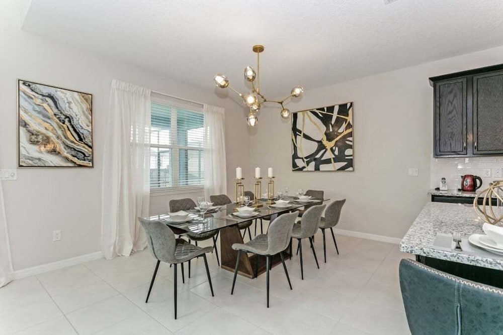 Luxury High Ceilings Pool, Spa Beautiful Home! 6 Bedroom Villa