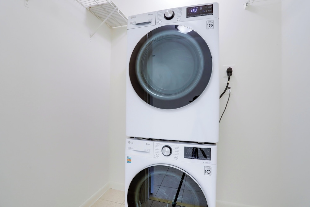 Spacious 2BR Apartment in Crystal City