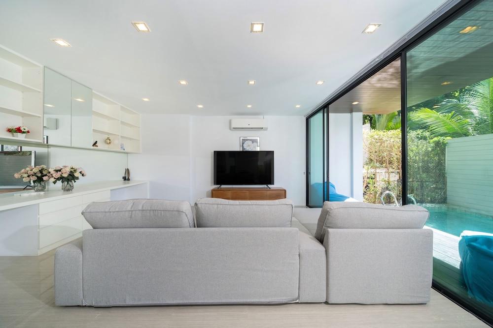 Vibrant Beach Life at Kata Villa UTK4