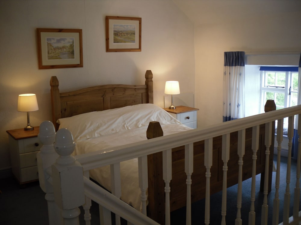 Cottage Sleeps3-fireplace-balcony-garden-mountain view 5