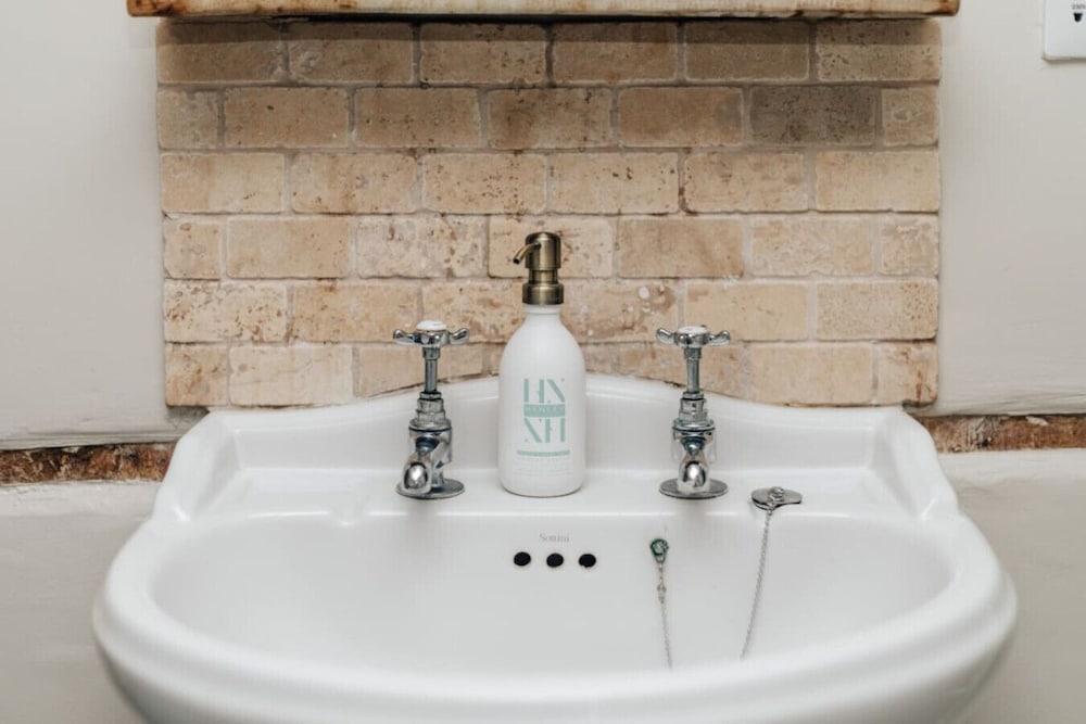 Antelope Cottage - Rural Pet Friendly Cottage