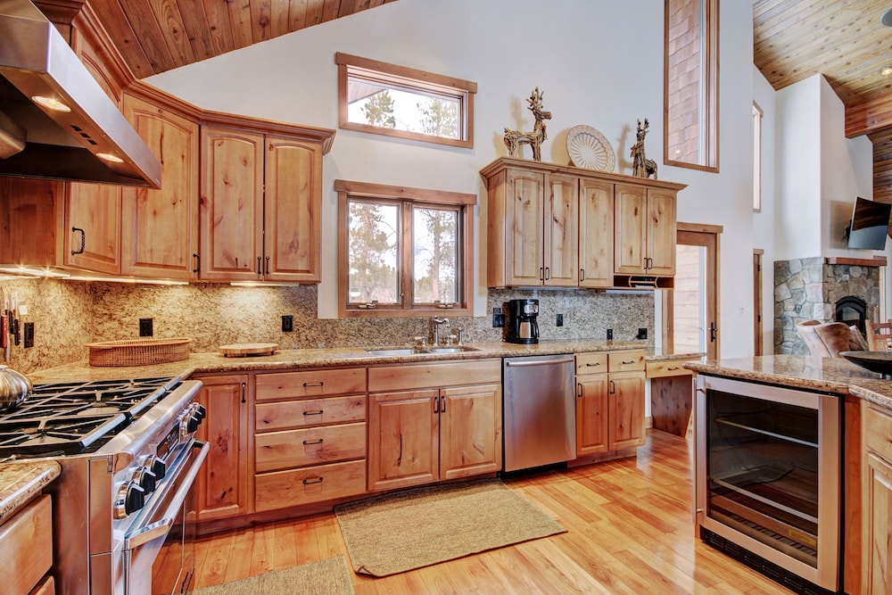 Pine Needle Lodge 5 Bedroom Home by RedAwning