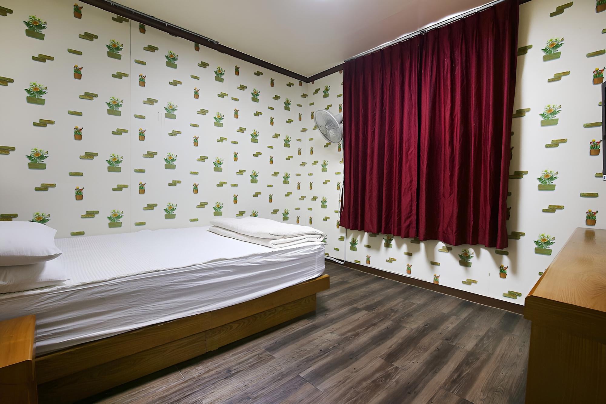 Nonsan Hwangje Motel view 3