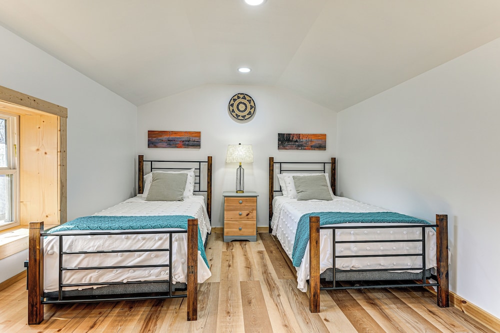 Remote Home w/ Deck & Grill in Scenic Tuckasegee!