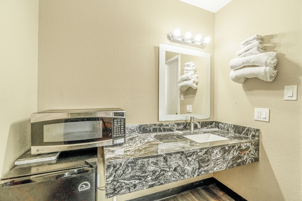 Regency Inn By OYO Rockdale TX