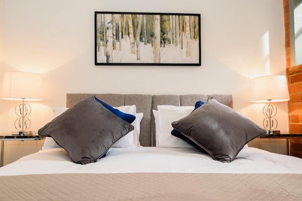 Karah Suites - Gloucester Docks view 5