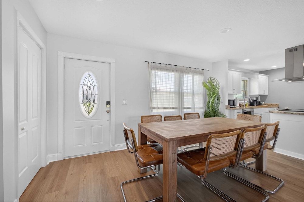 Luxury Meets Paradise Family-friendly 4BR w Pool