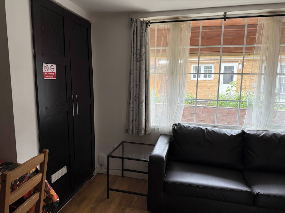 Serene Uxbridge Retreat With Central Heating & Free Parking