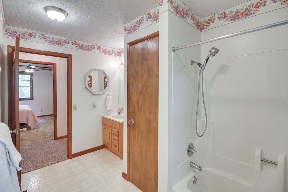 Family Home w/ Game Room! 1 Mi to Dale Hollow Lake