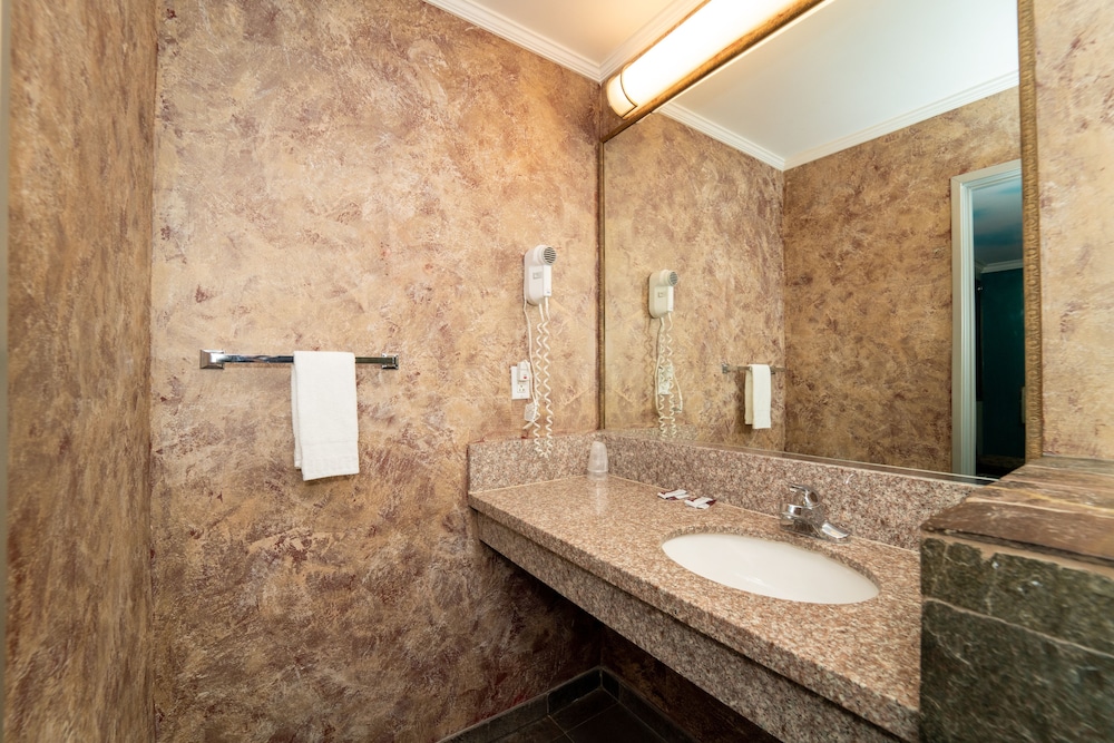 Royala Inn - Property Image 10