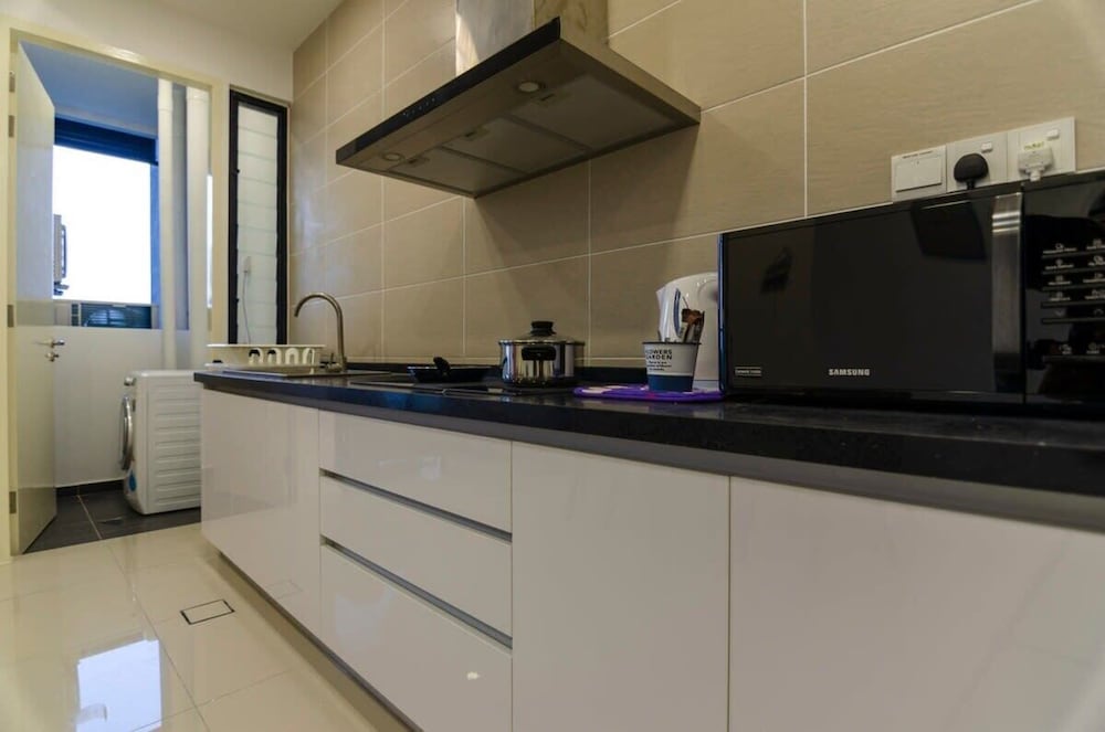 Chic 2BR Dpristine 9 Next to Legoland Free Parking