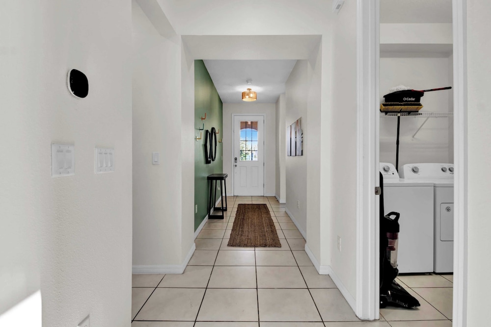 Sleeps 20! 9bdr, Star Wars-themed Game Room, Pool, Hot Tub Nassau by Avantstay