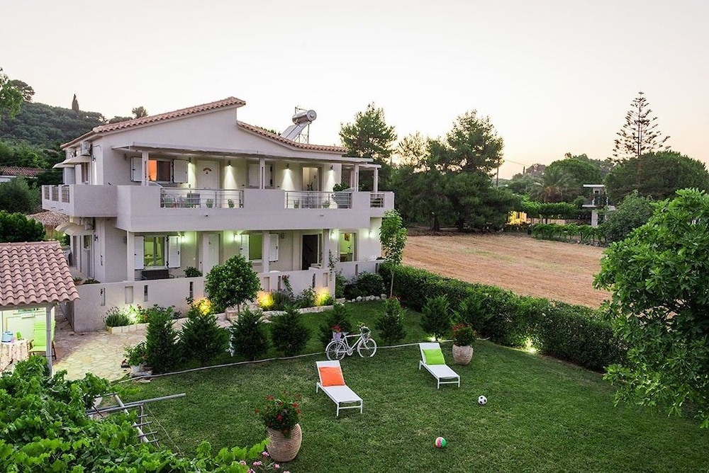Tesys Studios & Apartments
