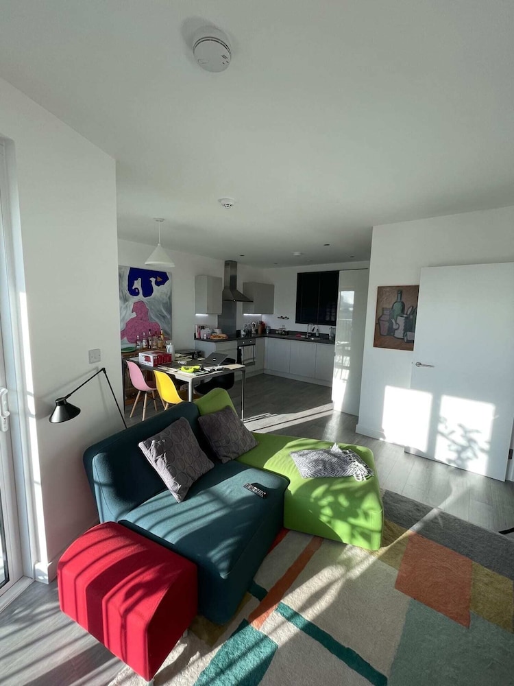 Bright 1BD Flat W/balcony - Heart of Brixton!