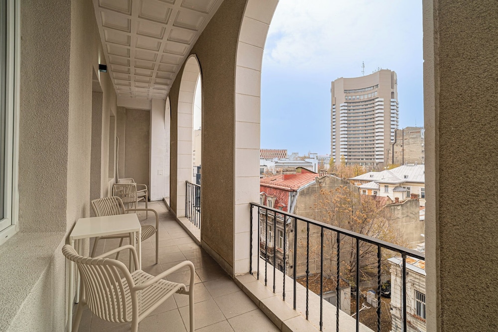 Loggia & Luxe 4BR Penthouse in Universitatii Area