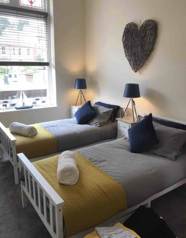 Inviting 2-bed Apartment in Matlock Sleeps 6 view 2