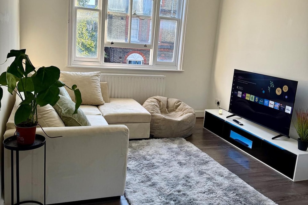 2bed Apartment-sleeps 4, Pets Ok & Balcony
