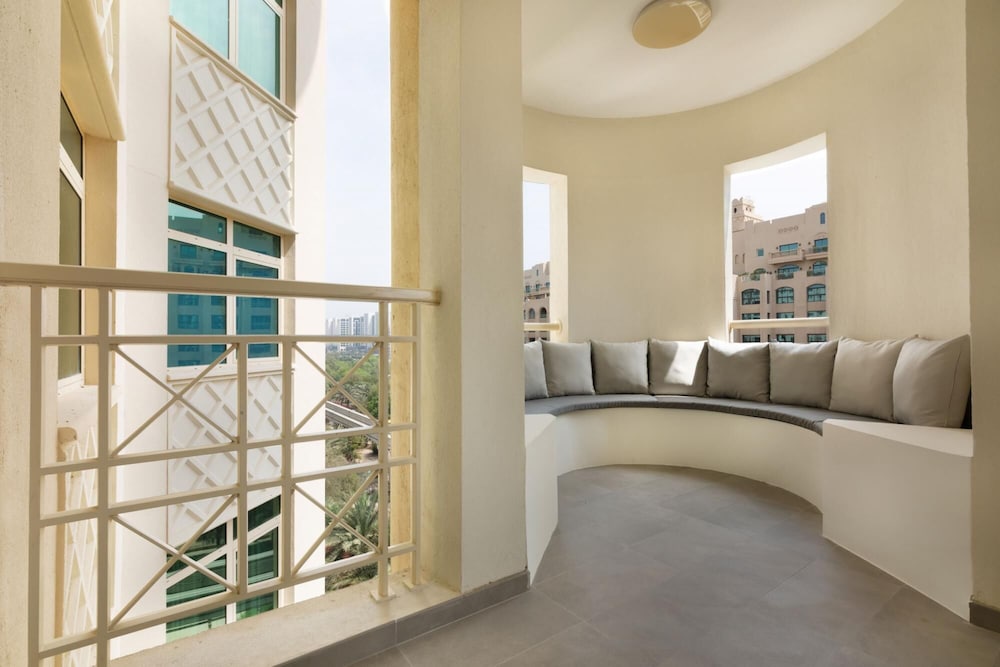 Luxurious 2 Bed Apt on Palm Jumeirah