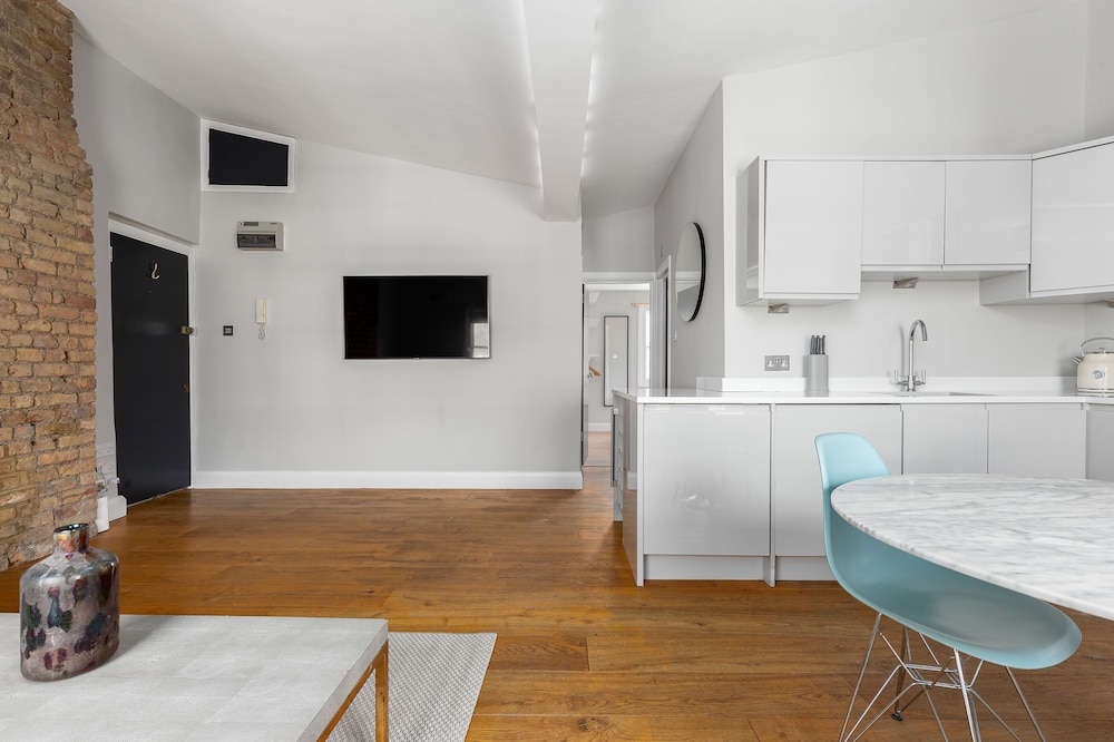 Radiant 2 Bed Flat near Portobello