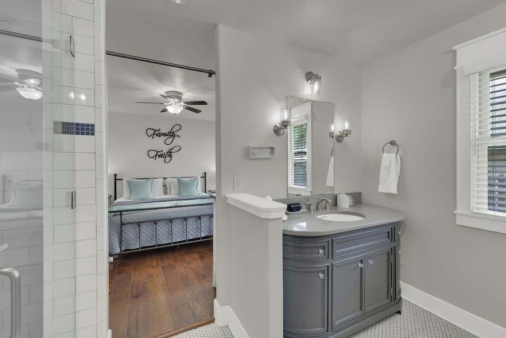 Charming Cottage-3 Mins to Downtown-pet Friendly!