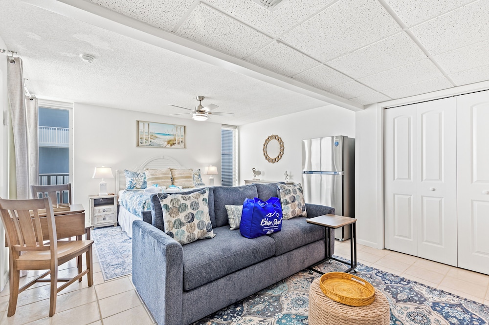 Coastal Hideaway: Cozy Beachfront Studio Sleeps 4 With Stunning Views!