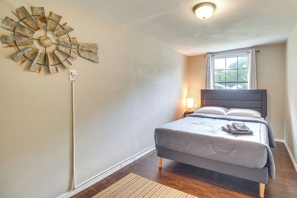 Half-mi to Marina: Pet-friendly Disney Home view 5