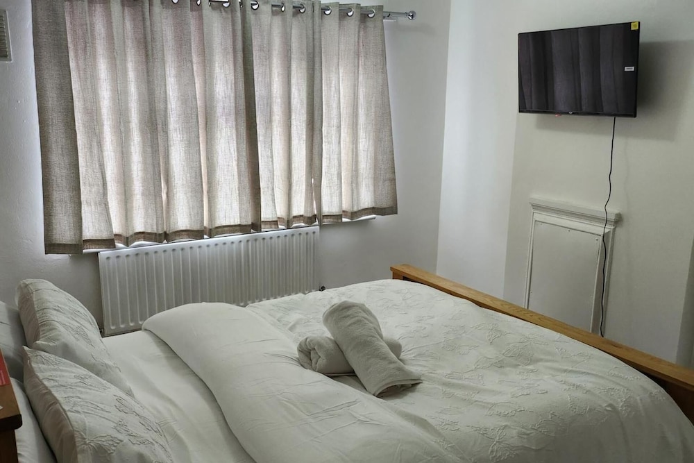 Cosy Dagenham Retreat for Family