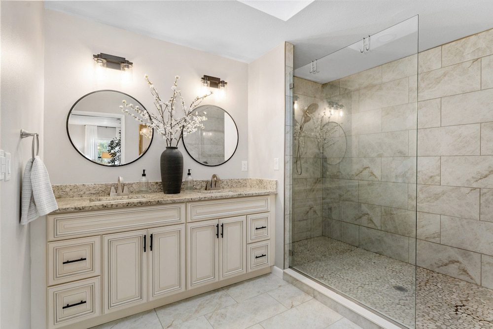 Designer Pet-friendly Retreat With Heated Pool 5 Bedroom Home