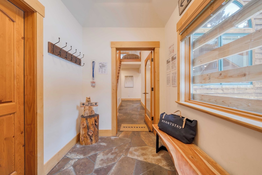 5 Mins to Ski Resort Ping Pong, Pool Table, Deck Donner Ridge by Avantstay
